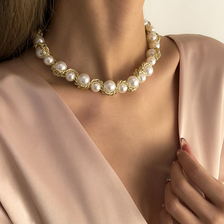 Corinne | Perlenhalskette mit verwobener goldener Kette
