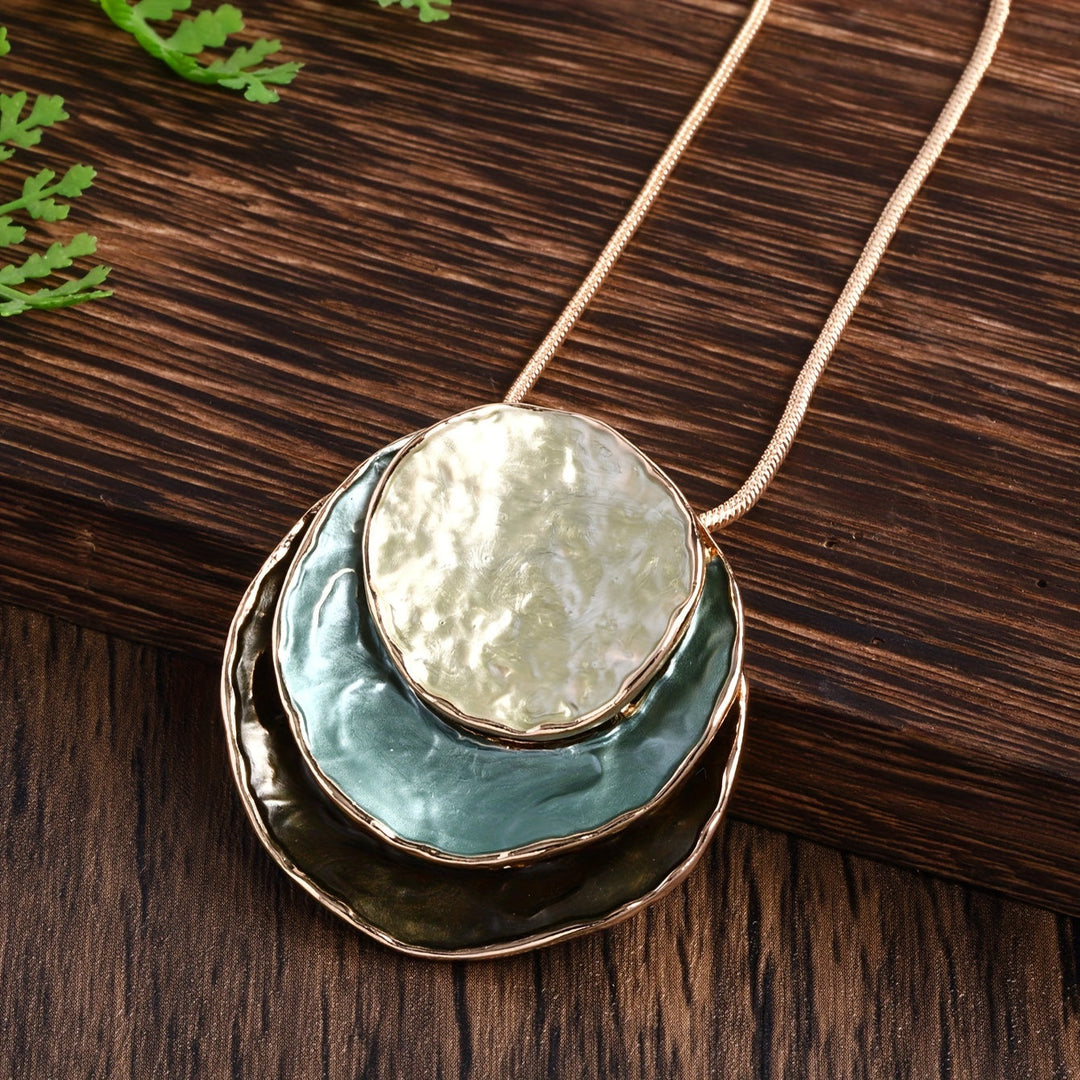 Vedae | Elegante Blumenohrringe mit goldenem Finish und Perle
