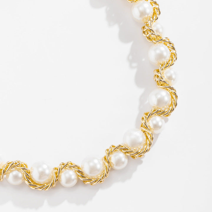 Corinne | Perlenhalskette mit verwobener goldener Kette