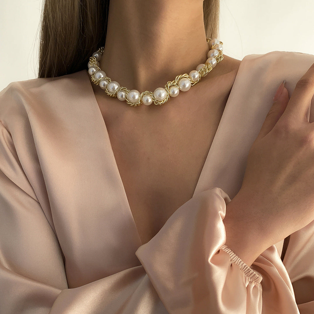 Corinne | Perlenhalskette mit verwobener goldener Kette