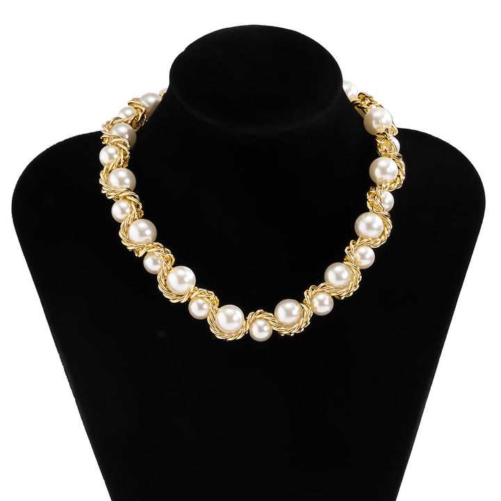 Corinne | Perlenhalskette mit verwobener goldener Kette