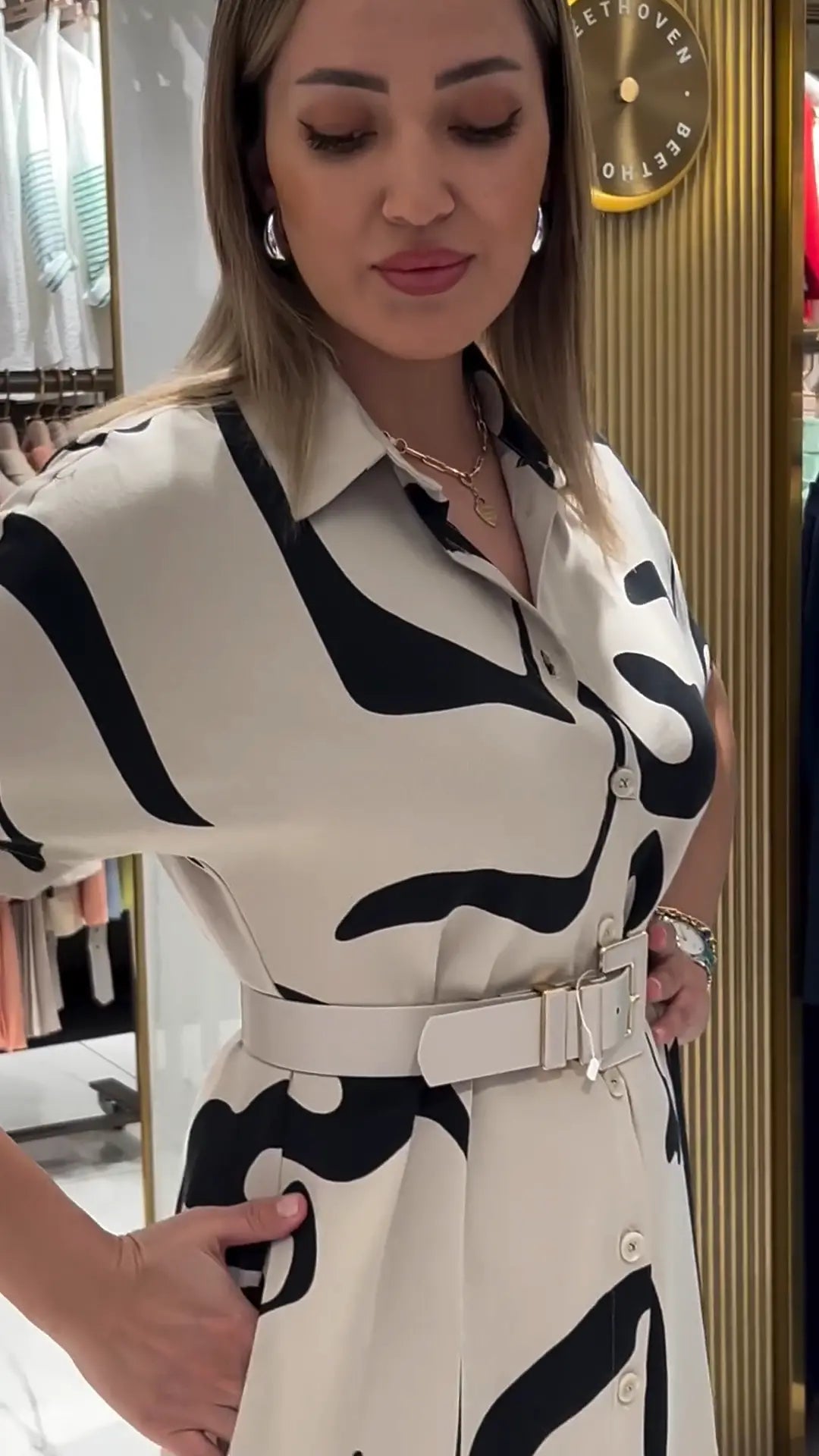 Jolira | Elegantes tailliertes Kleid mit unregelmäßigem Muster