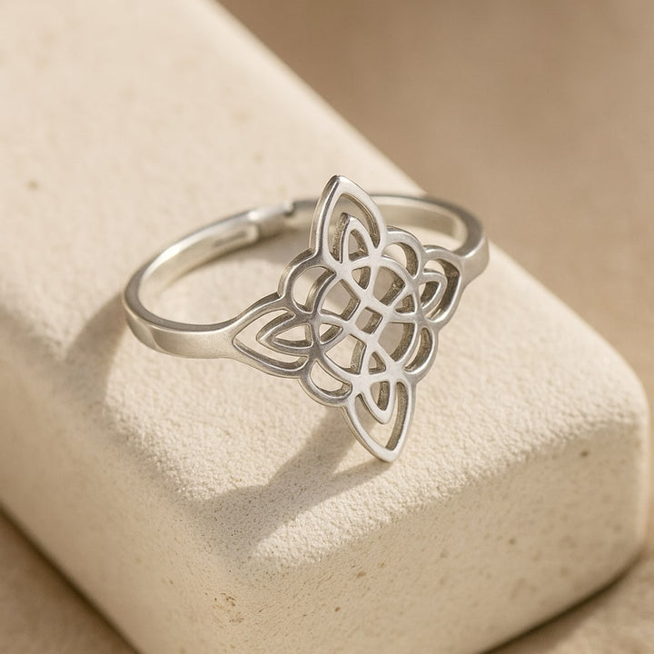 Mavrelle | Mystischer Schutzring mit elegantem Design