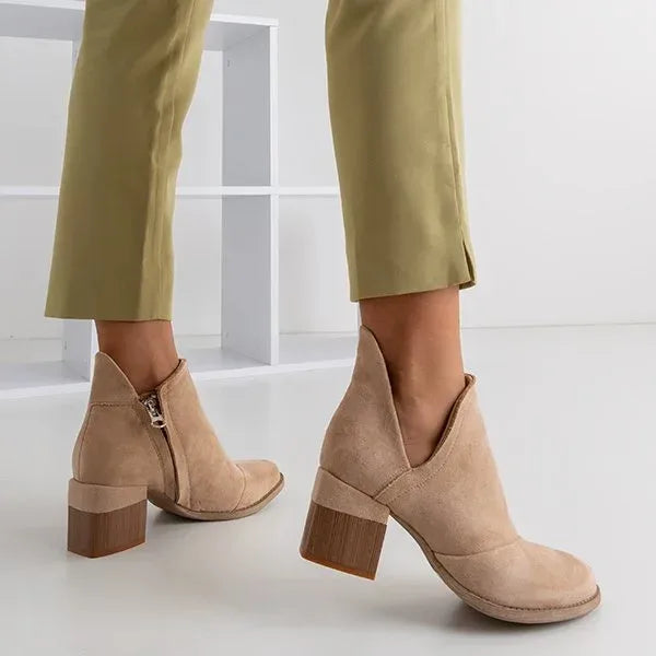 Danielle | Stiefeletten mit Blockabsatz und seitlichen Cut-outs