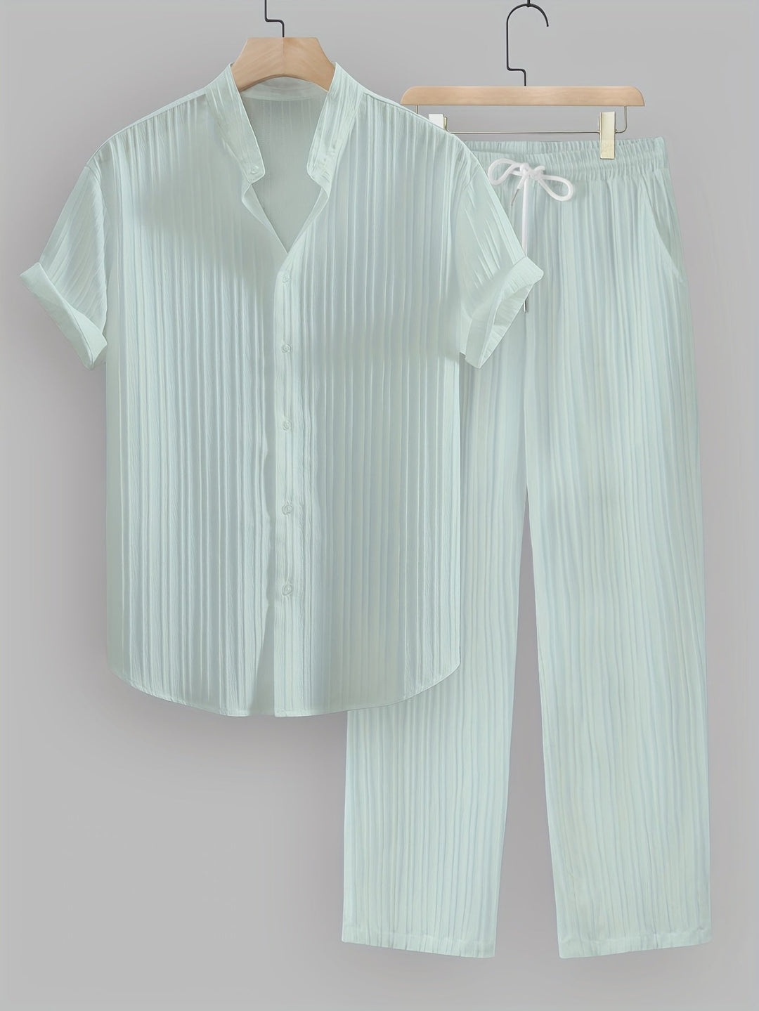 Kavaroq | Sommeroutfit für Herren mit Mao-Kragenhemd und Hose mit Kordelzug