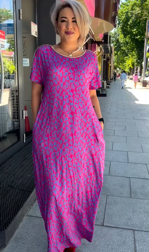 Leni | Rosa und lila Kleid mit floralem Muster und Diamant-Ausschnitt