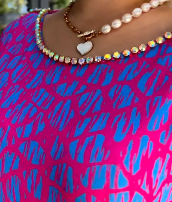 Leni | Rosa und lila Kleid mit floralem Muster und Diamant-Ausschnitt