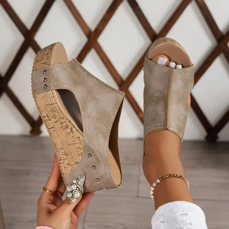 Ariadne | Keilsandalen mit Nietendetails