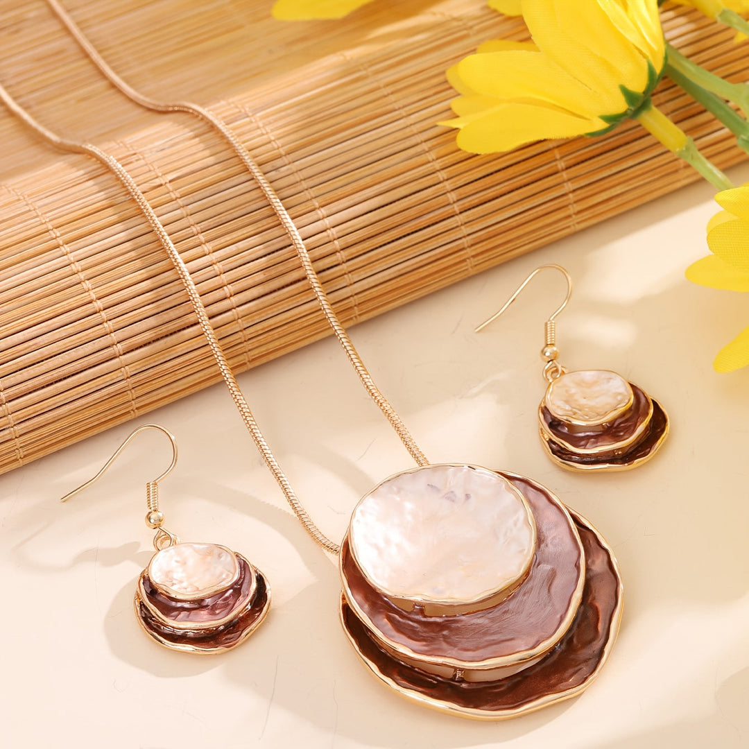 Vedae | Elegante Blumenohrringe mit goldenem Finish und Perle