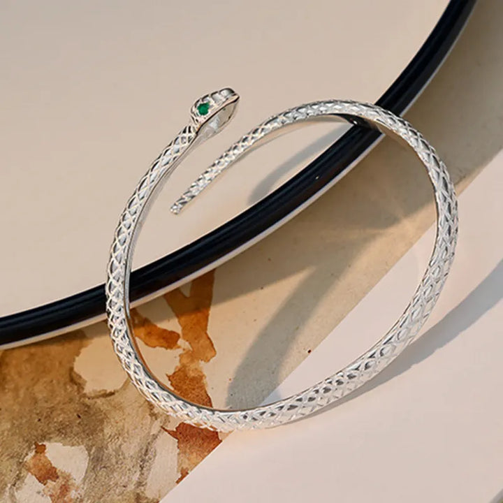 Cynthia | Brazalete de Serpiente con Diseño Vintage y Estilo Elegante
