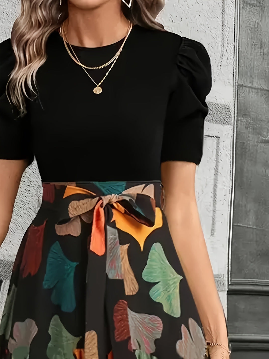 Vanya | Elegantes Midi-Kleid mit geometrischem Muster und Puffärmeln