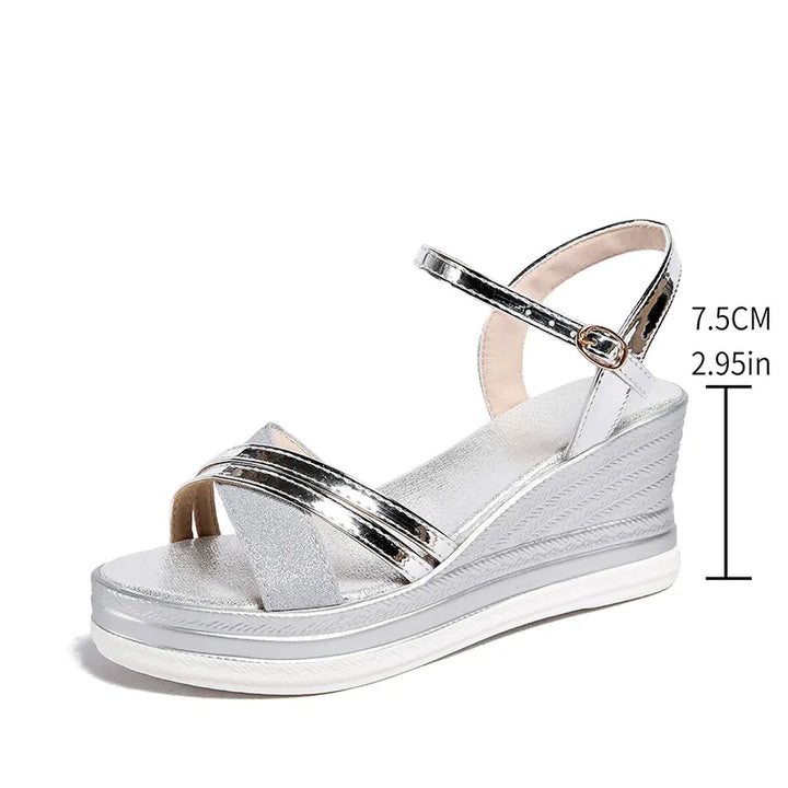 Nina Wedge-Sandalen mit Glanz und verstellbarem Riemen