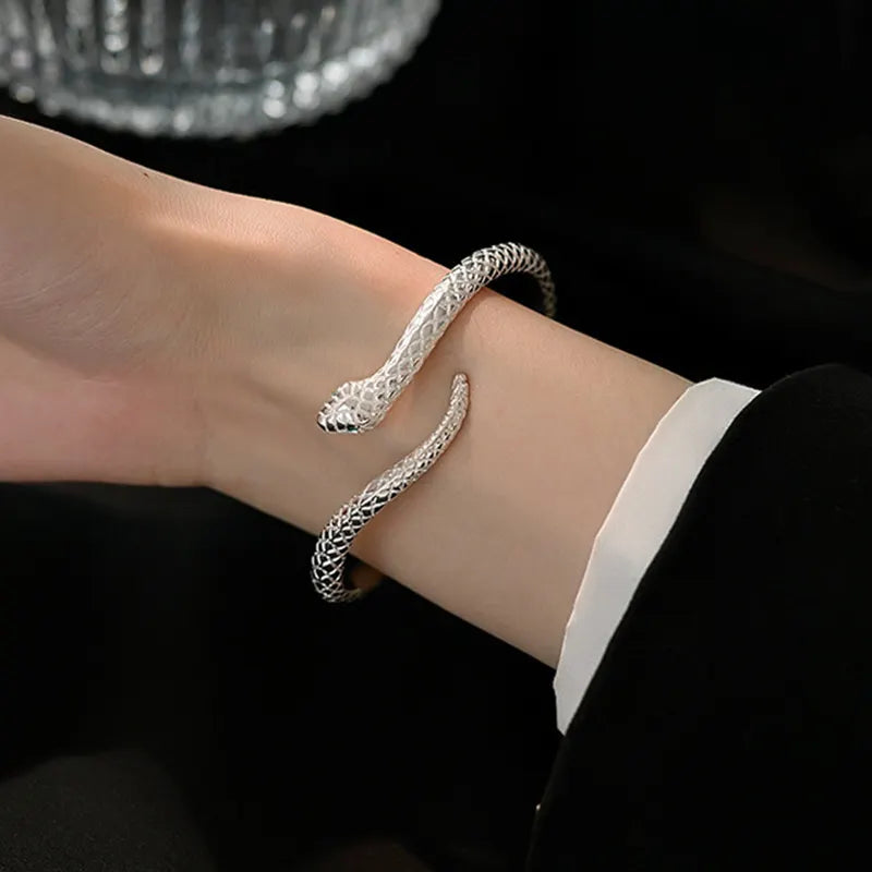 Cynthia | Brazalete de Serpiente con Diseño Vintage y Estilo Elegante
