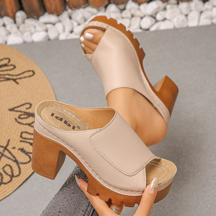 Felicity | Bequeme Sandalen mit Reliefdetails