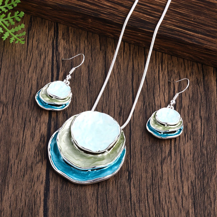 Vedae | Elegante Blumenohrringe mit goldenem Finish und Perle
