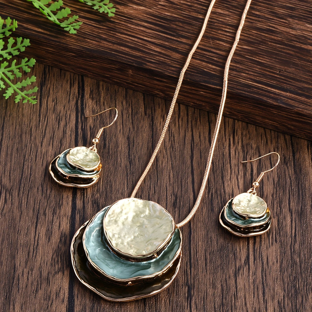 Vedae | Elegante Blumenohrringe mit goldenem Finish und Perle