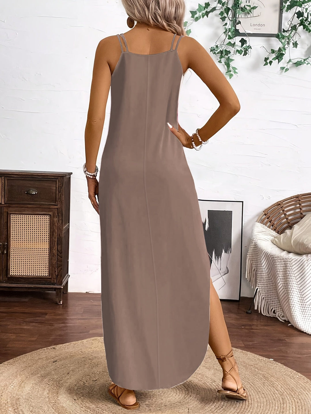 Sailor | Midi-Kleid mit Spaghettiträgern, V-Ausschnitt und lässigem Stil