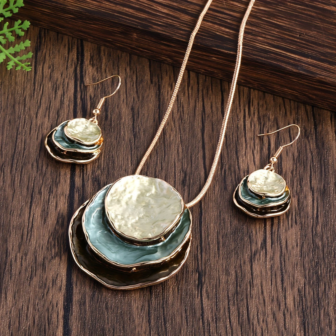 Vedae | Elegante Blumenohrringe mit goldenem Finish und Perle