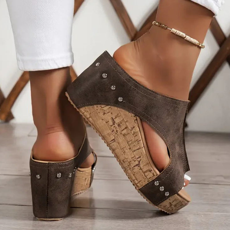 Ariadne | Keilsandalen mit Nietendetails