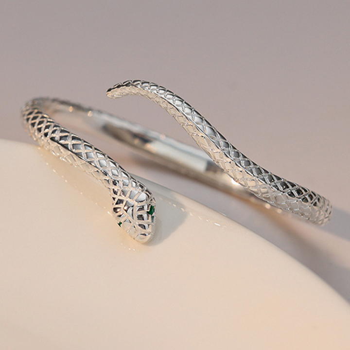 Cynthia | Brazalete de Serpiente con Diseño Vintage y Estilo Elegante