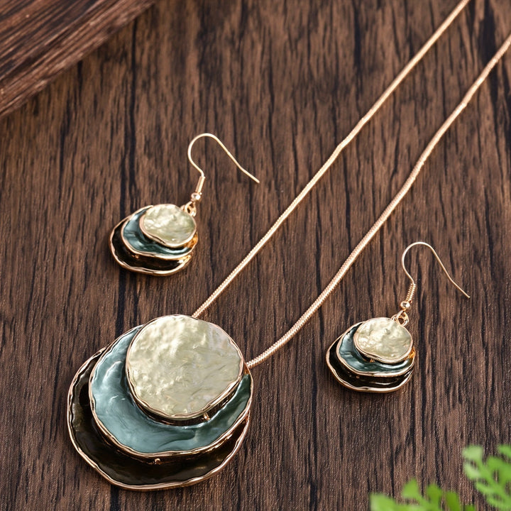 Vedae | Elegante Blumenohrringe mit goldenem Finish und Perle