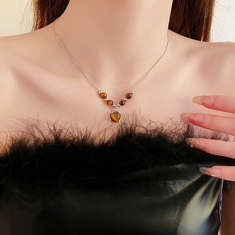 Lucia | Tigerauge Halskette mit Rundanhänger und zeitloser Eleganz