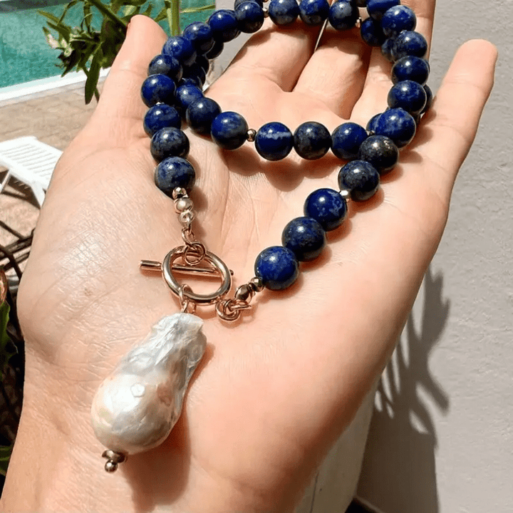 Havento | Barock-Boho-Halskette mit Perlen und Marineblauen Details