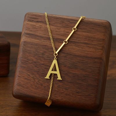 Blakely | Halskette mit personalisiertem Anfangsbuchstaben in elegantem Finish