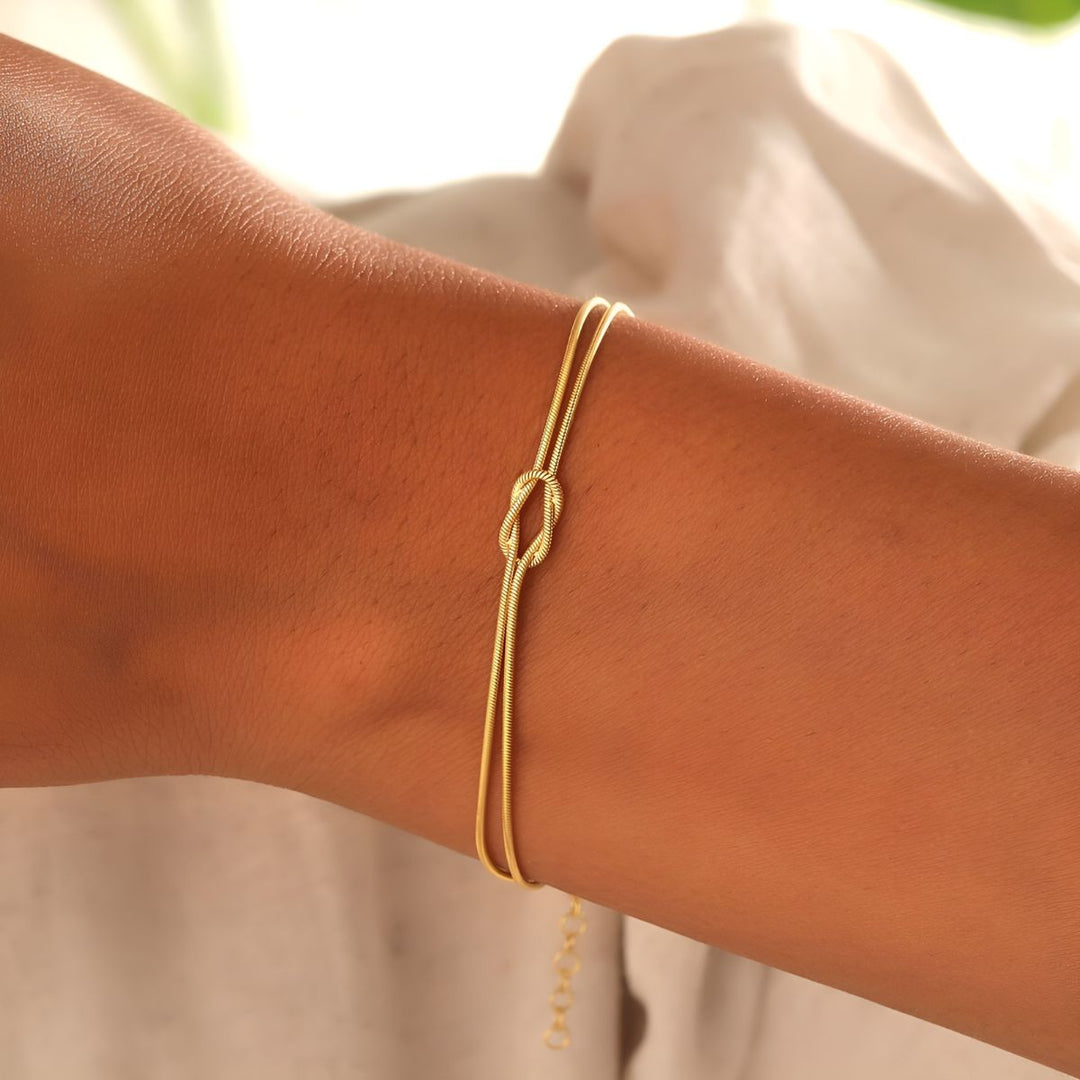 Coravanté | Personalisierbares Knotenarmband mit elegantem Touch