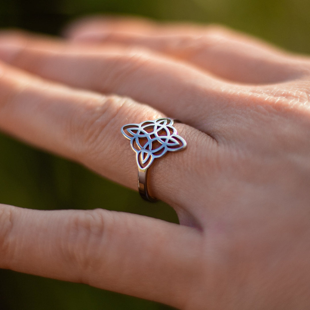 Mavrelle | Mystischer Schutzring mit elegantem Design