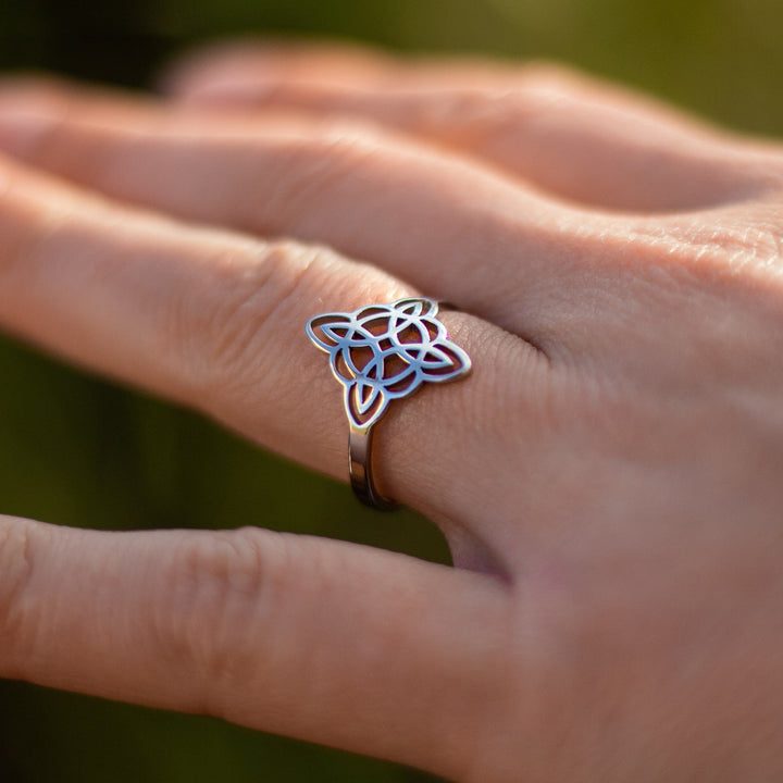 Mavrelle | Mystischer Schutzring mit elegantem Design