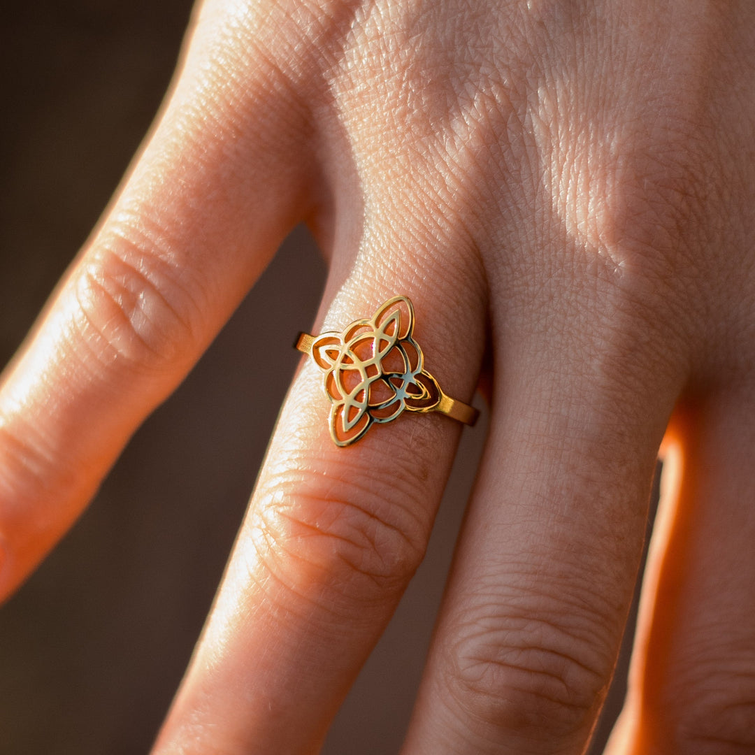 Mavrelle | Mystischer Schutzring mit elegantem Design