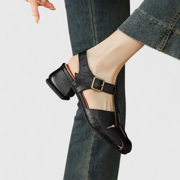 Nessa | Sandale mit Riemen und Schnalle