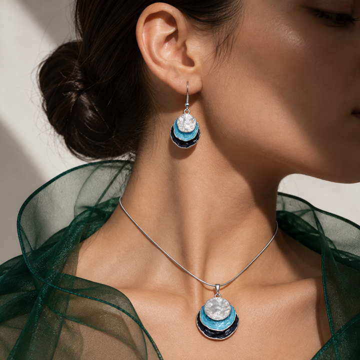 Vedae | Elegante Blumenohrringe mit goldenem Finish und Perle