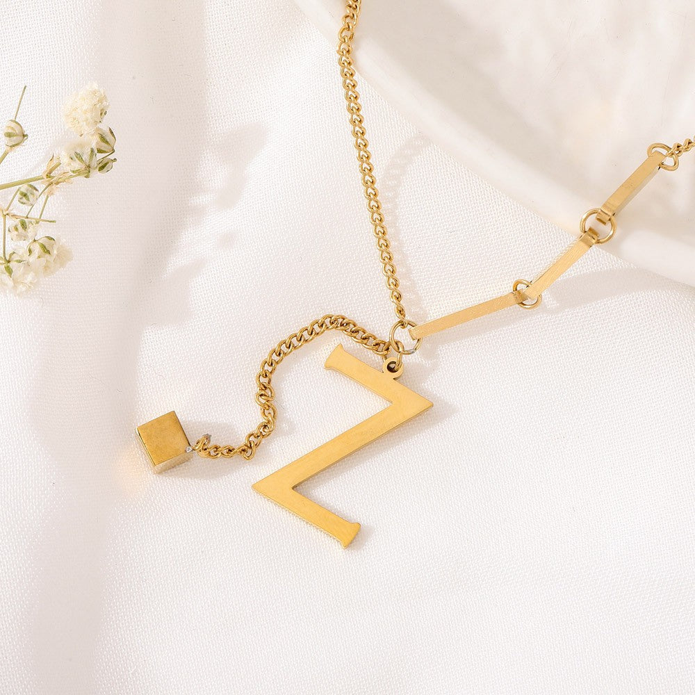 Blakely | Halskette mit personalisiertem Anfangsbuchstaben in elegantem Finish