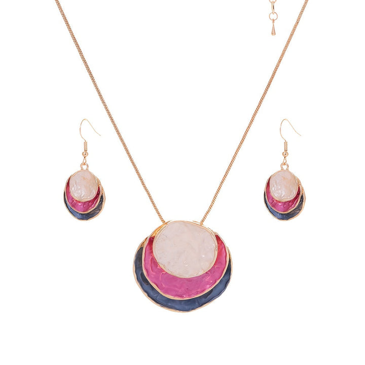 Vedae | Elegante Blumenohrringe mit goldenem Finish und Perle