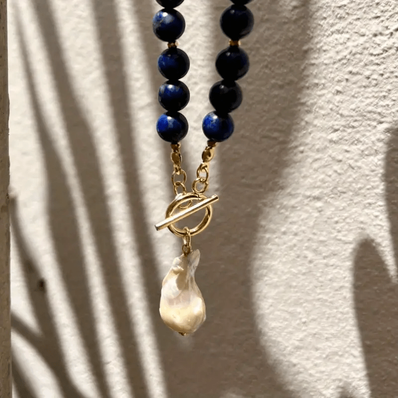Havento | Barock-Boho-Halskette mit Perlen und Marineblauen Details