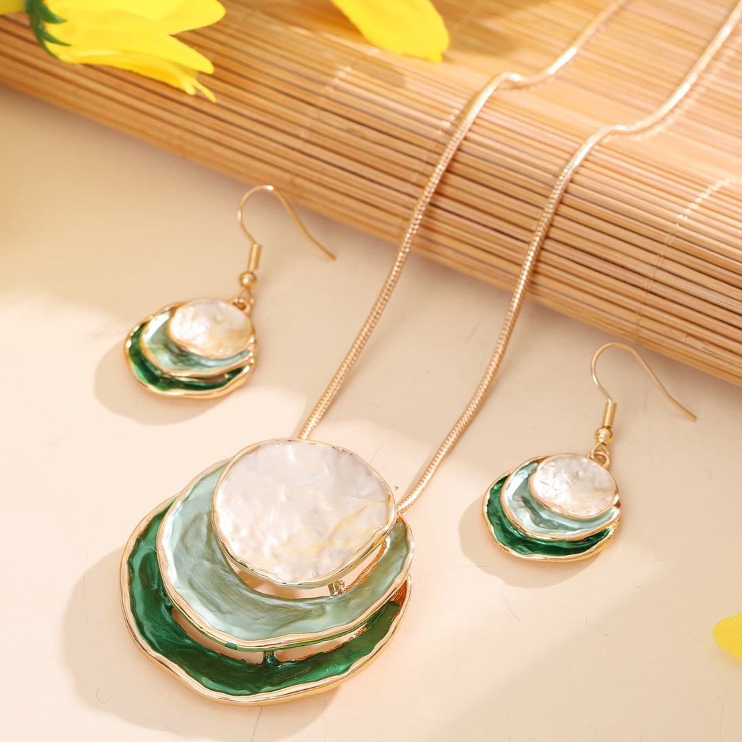 Vedae | Elegante Blumenohrringe mit goldenem Finish und Perle
