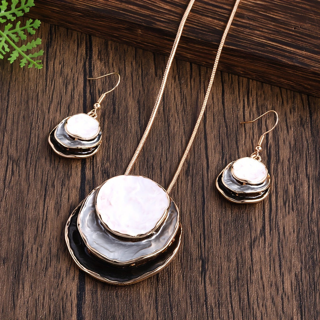 Vedae | Elegante Blumenohrringe mit goldenem Finish und Perle