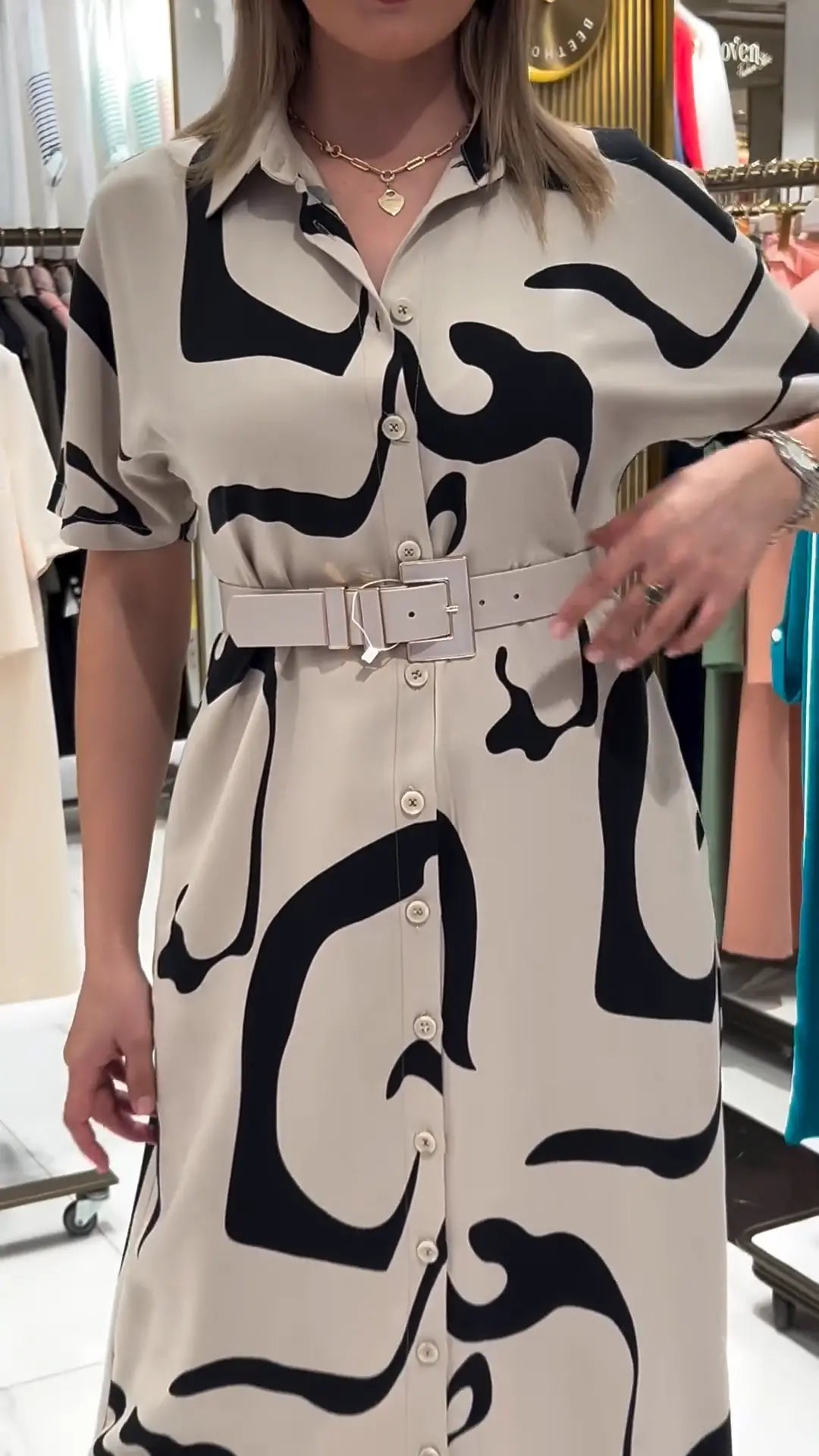 Jolira | Elegantes tailliertes Kleid mit unregelmäßigem Muster