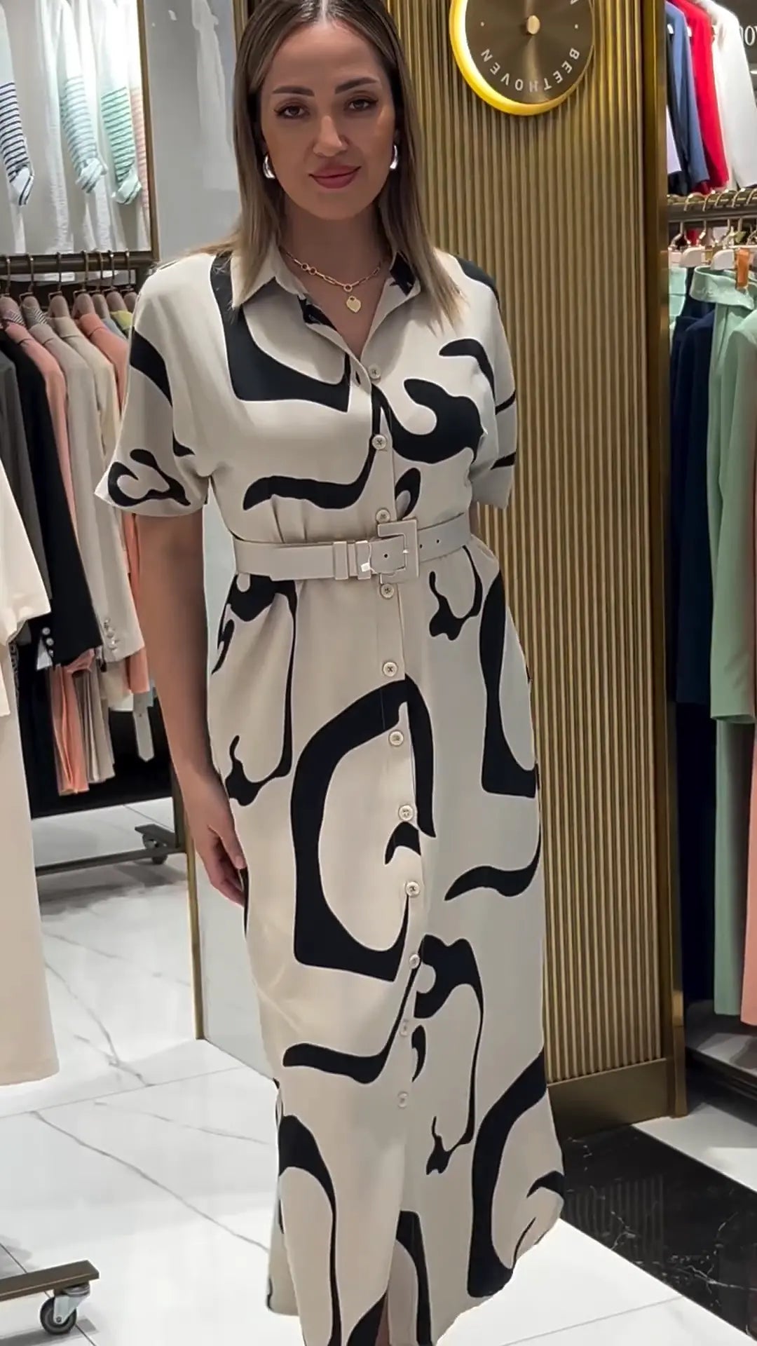 Jolira | Elegantes tailliertes Kleid mit unregelmäßigem Muster
