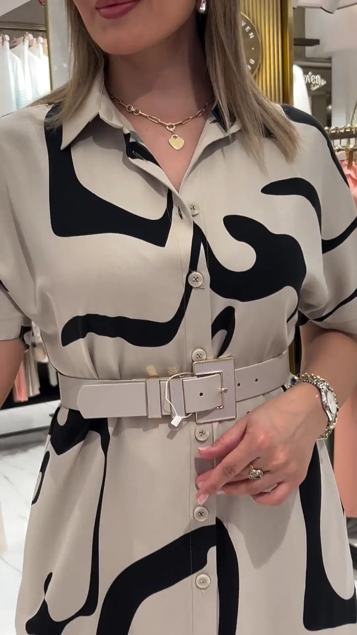 Jolira | Elegantes tailliertes Kleid mit unregelmäßigem Muster
