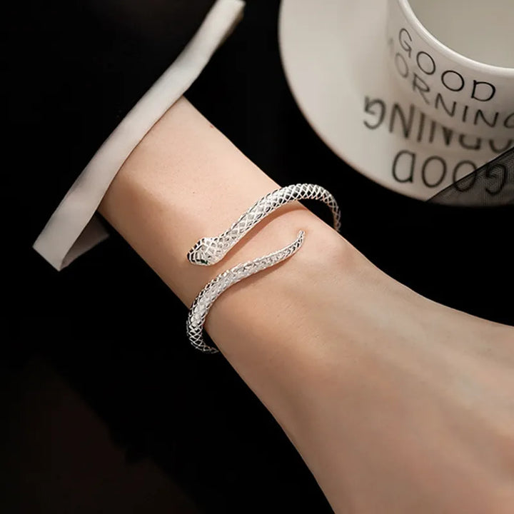 Cynthia | Brazalete de Serpiente con Diseño Vintage y Estilo Elegante