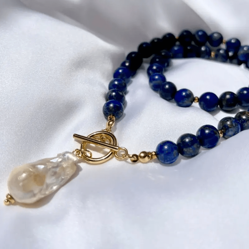 Havento | Barock-Boho-Halskette mit Perlen und Marineblauen Details