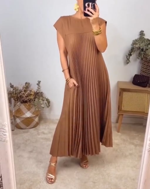 Elara | Elegantes Kleid mit fließendem Schnitt und sanftem Fall im modernen Stil