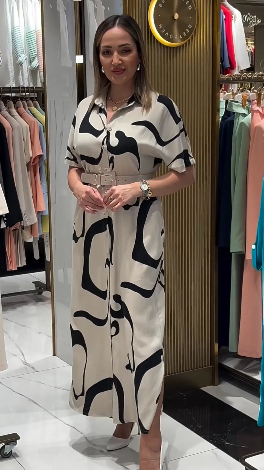 Jolira | Elegantes tailliertes Kleid mit unregelmäßigem Muster