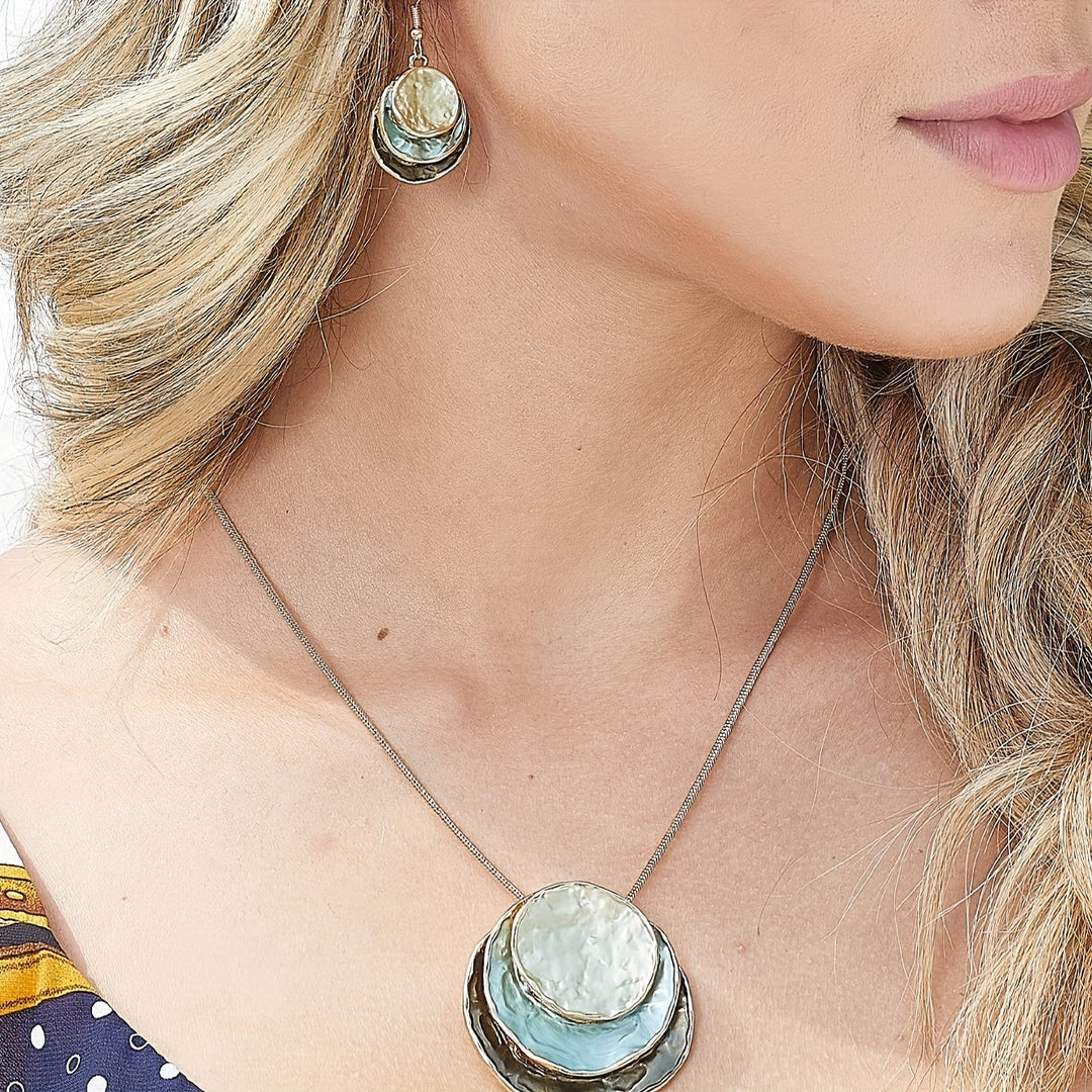 Vedae | Elegante Blumenohrringe mit goldenem Finish und Perle