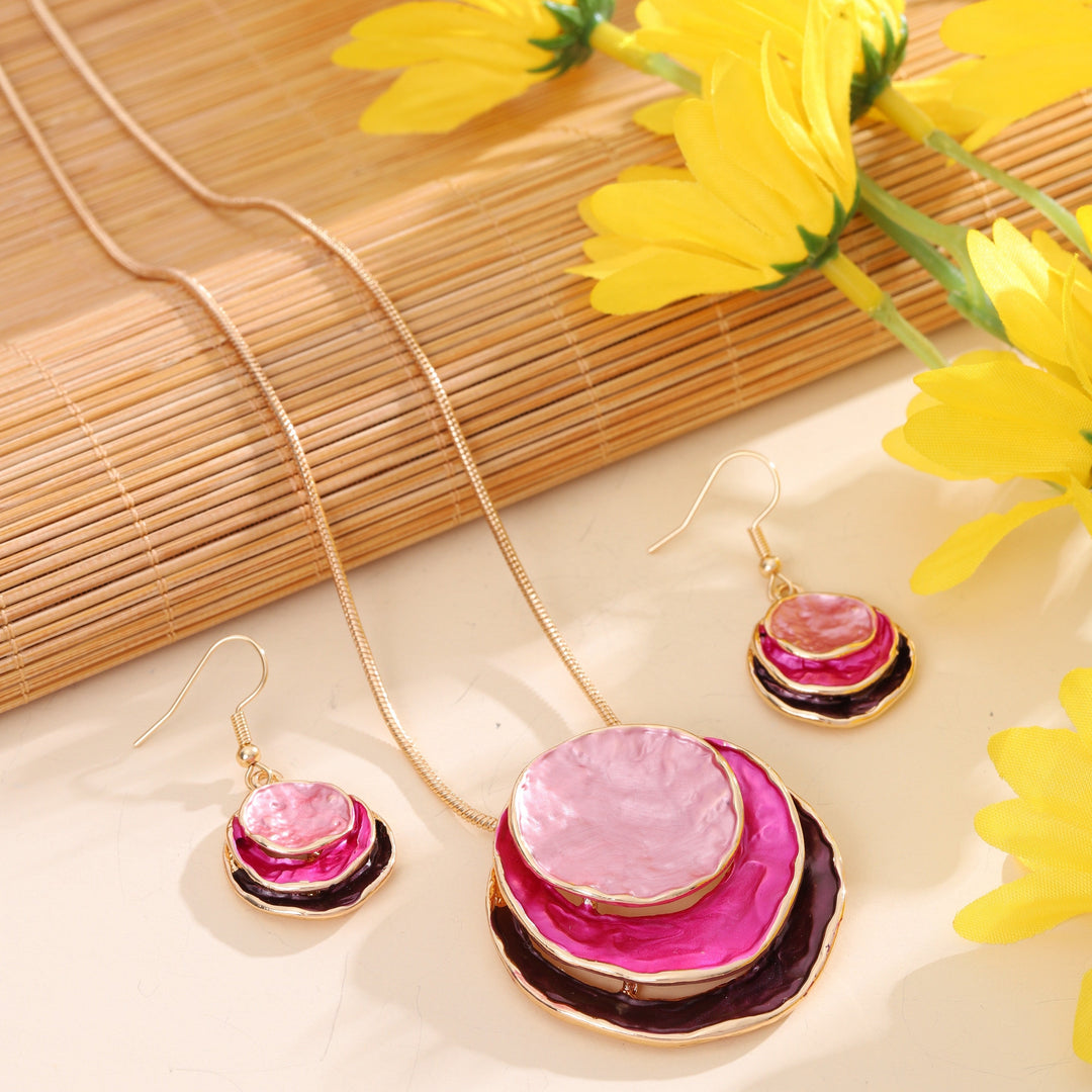 Vedae | Elegante Blumenohrringe mit goldenem Finish und Perle