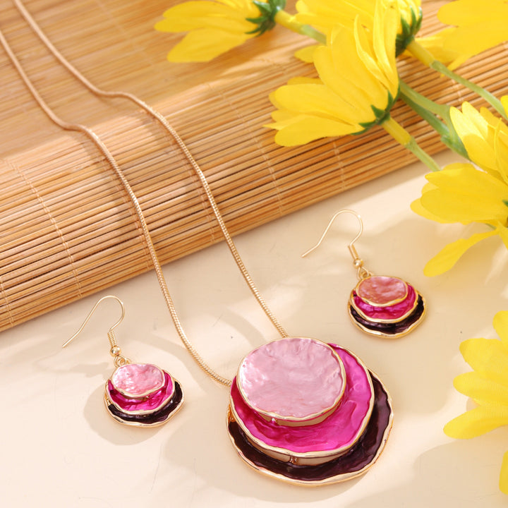 Vedae | Elegante Blumenohrringe mit goldenem Finish und Perle
