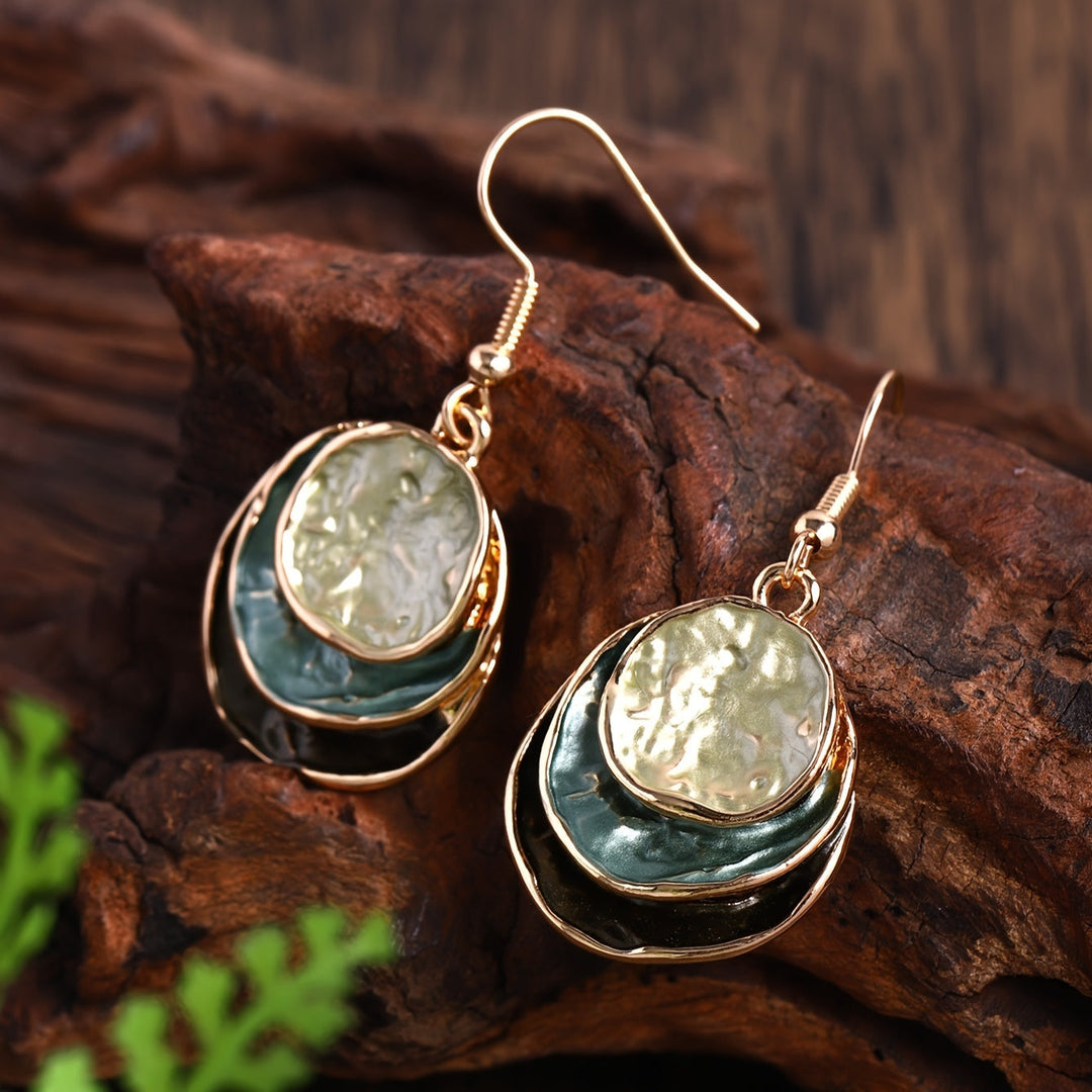 Vedae | Elegante Blumenohrringe mit goldenem Finish und Perle